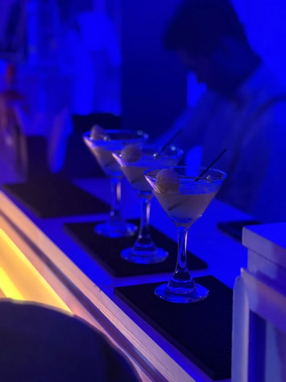 Martini’s op de bar van Brothers Mixture in blauw licht
