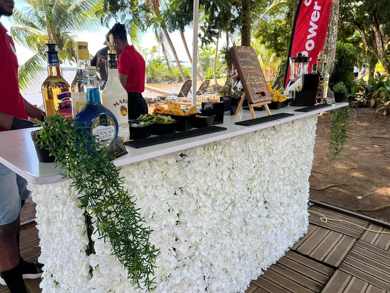 Brothers Mixture bar op maat met witte bloemenwand aan het water