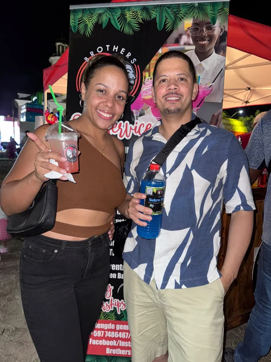 Stel met Brothers Mixture cocktails bij de stand in Paramaribo
