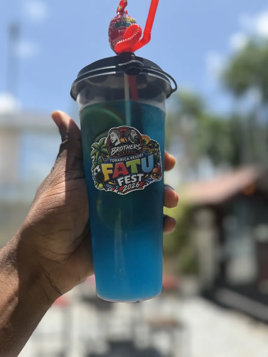 Blauwe cocktail in een Fatu Fest cup van Brothers Mixture