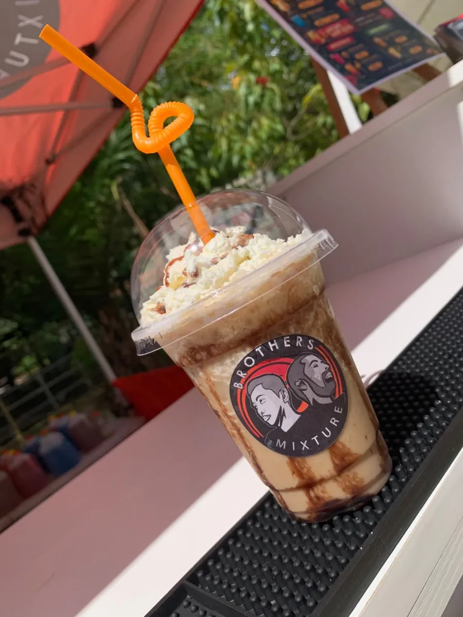 Frappé met slagroom en chocoladesaus van Brothers Mixture