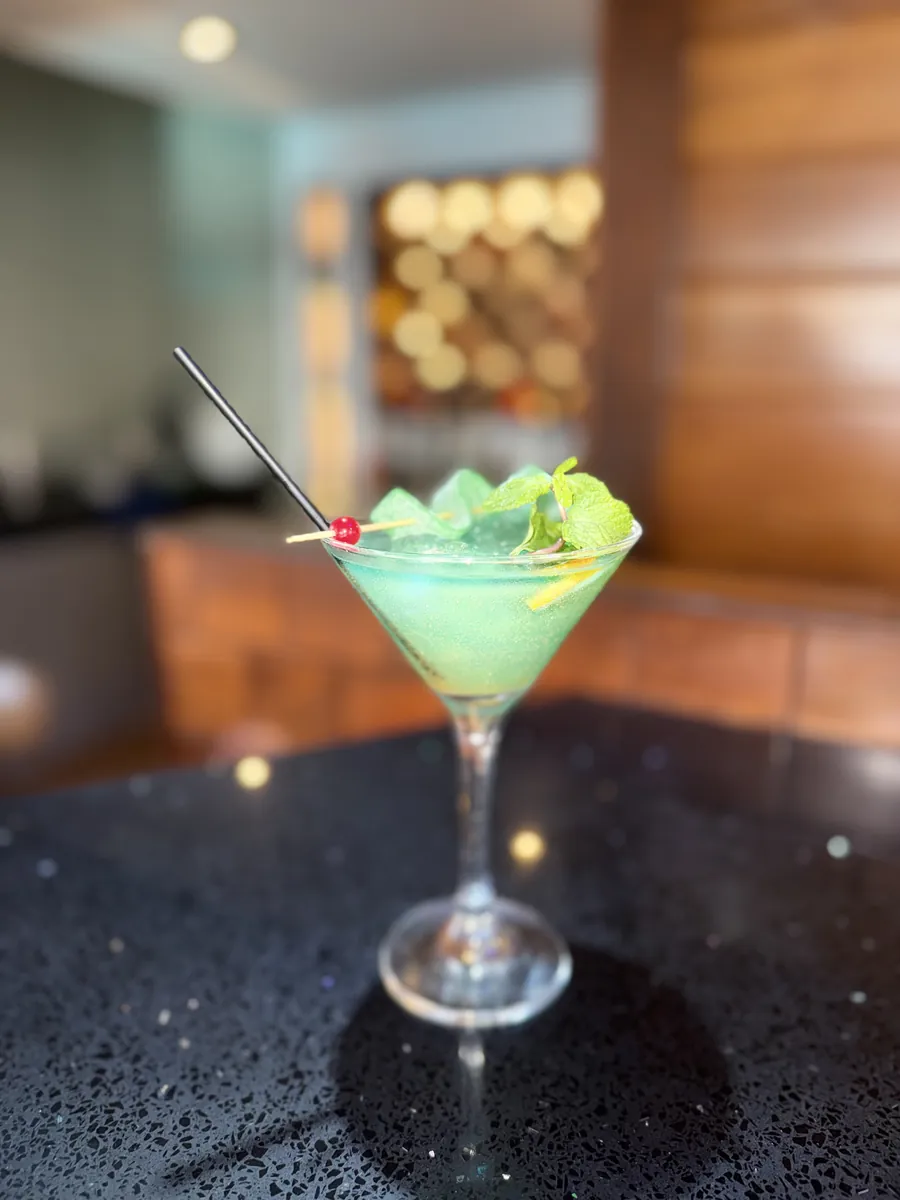 Groene cocktail aan de bar