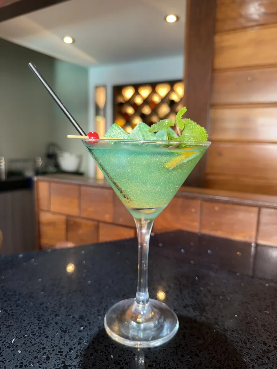 Groene cocktail met munt en kers