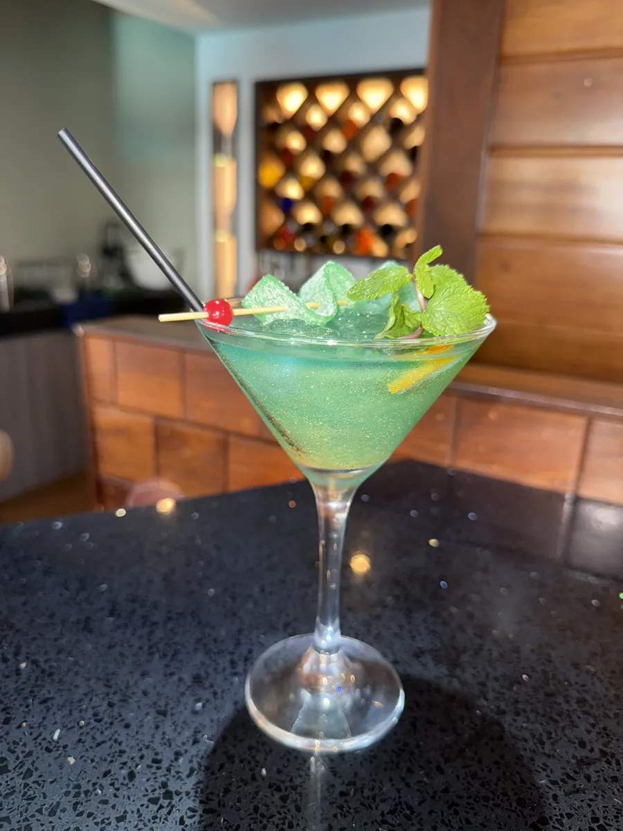 Groene cocktail met munt in een martiniglas