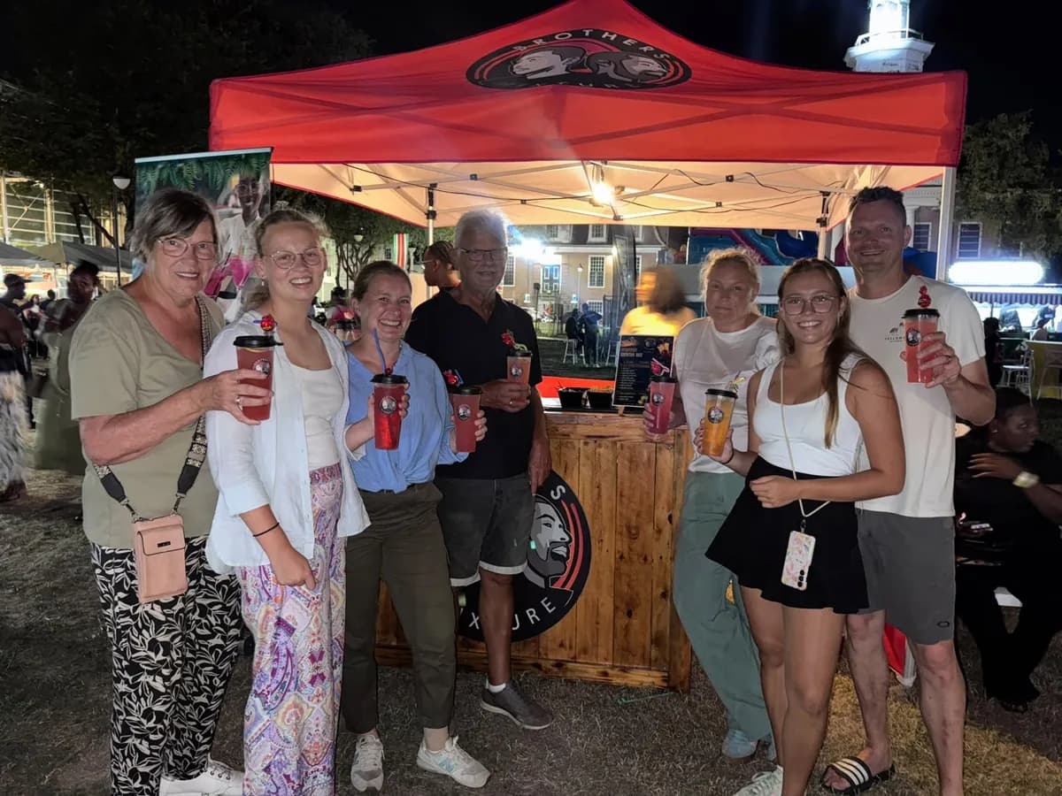 Gasten met drankjes bij de Brothers Mixture stand
