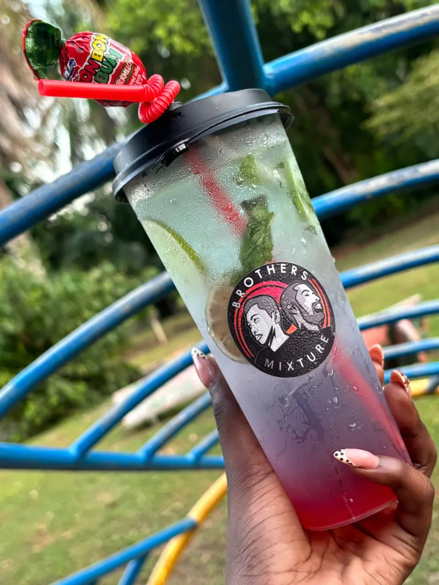 Rode cocktail in een Brothers Mixture cup