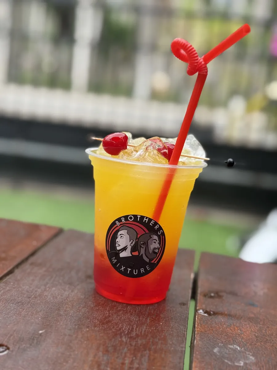Sunrise cocktail in een Brothers Mixture cup