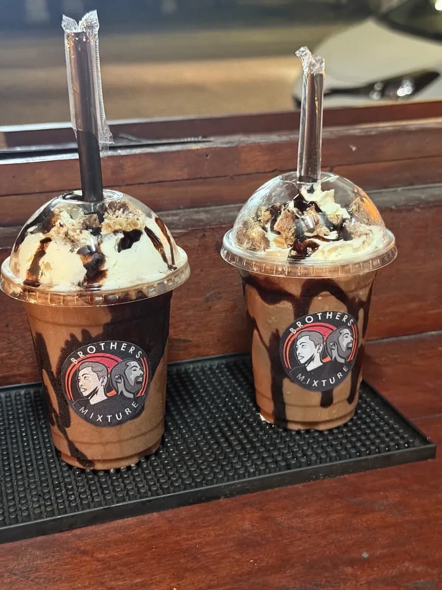 Twee chocolade frappés van Brothers Mixture