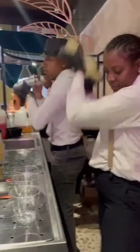 Bartenders van Brothers Mixture schenken cocktails op een event